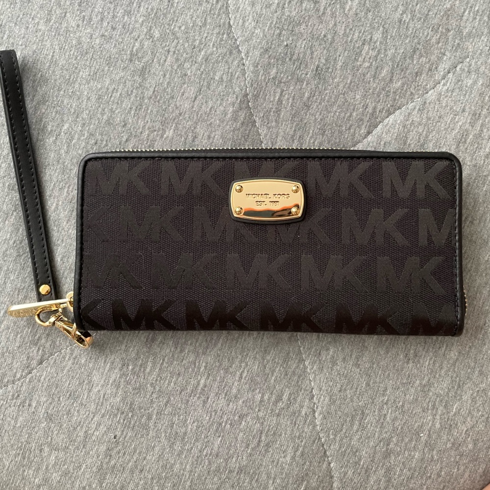 Michael kors wristlet